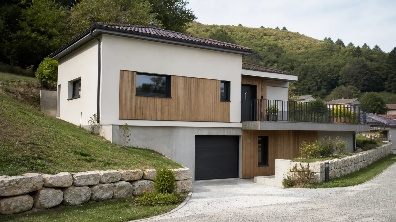 Construire une maison sur un terrain en pente sans mauvaise surprise
